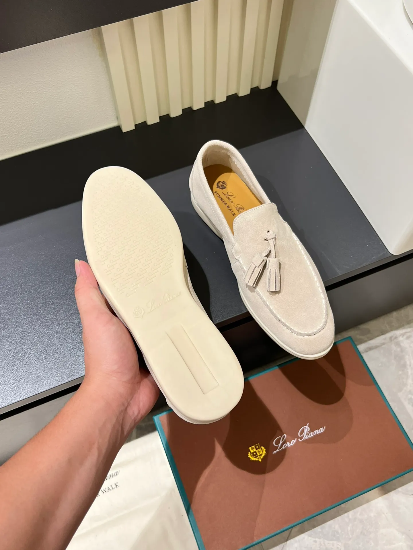 Men's shoes 💰p360 "Loro men's shoes 💰pian'*" Classic L men's shoes for couples 💰p Top version British flat loafers, a must-have item in old money style, the minimalist design is eye-catching and durable, a plus point for dressing The soft foot feel and texture are outstanding. They don’t scratch your feet and are very nice. They are matched with soft and waxy soles. They can be worn daily for a long time without getting tired. They are easy to wear, versatile and classic items, with perfect foot feel and texture! Imported cashmere fabric, the lining is made of imported A-grade water-dyed cow lining, the top version of the genuine leather midsole is sewn with pure handmade mark thread! Size: Female 35-40 (34. Customized) Male 38-44 (45.46. Customized)